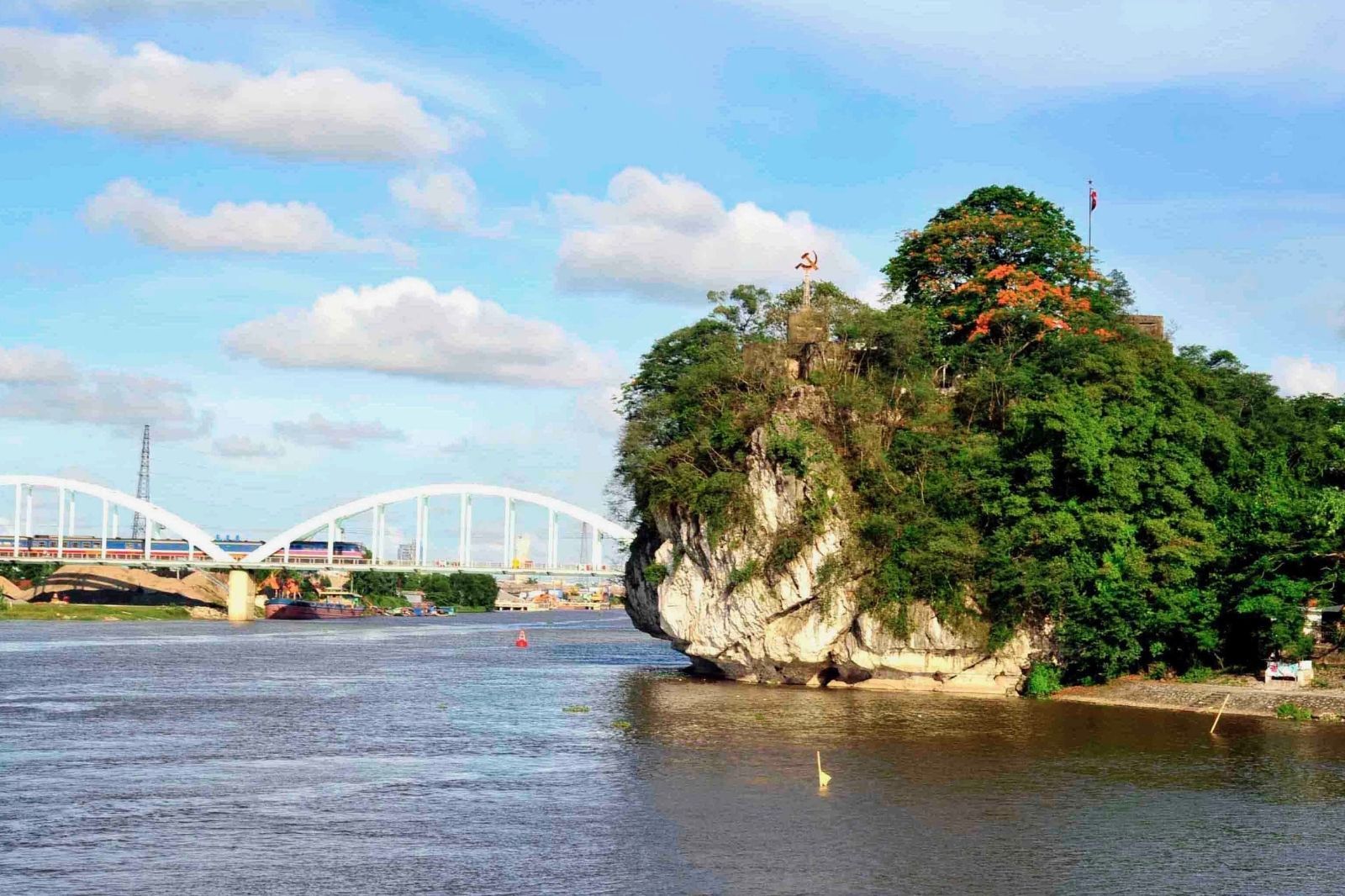 Ngọn núi mang trên mình nhiều bài thơ cổ tại Ninh Bình