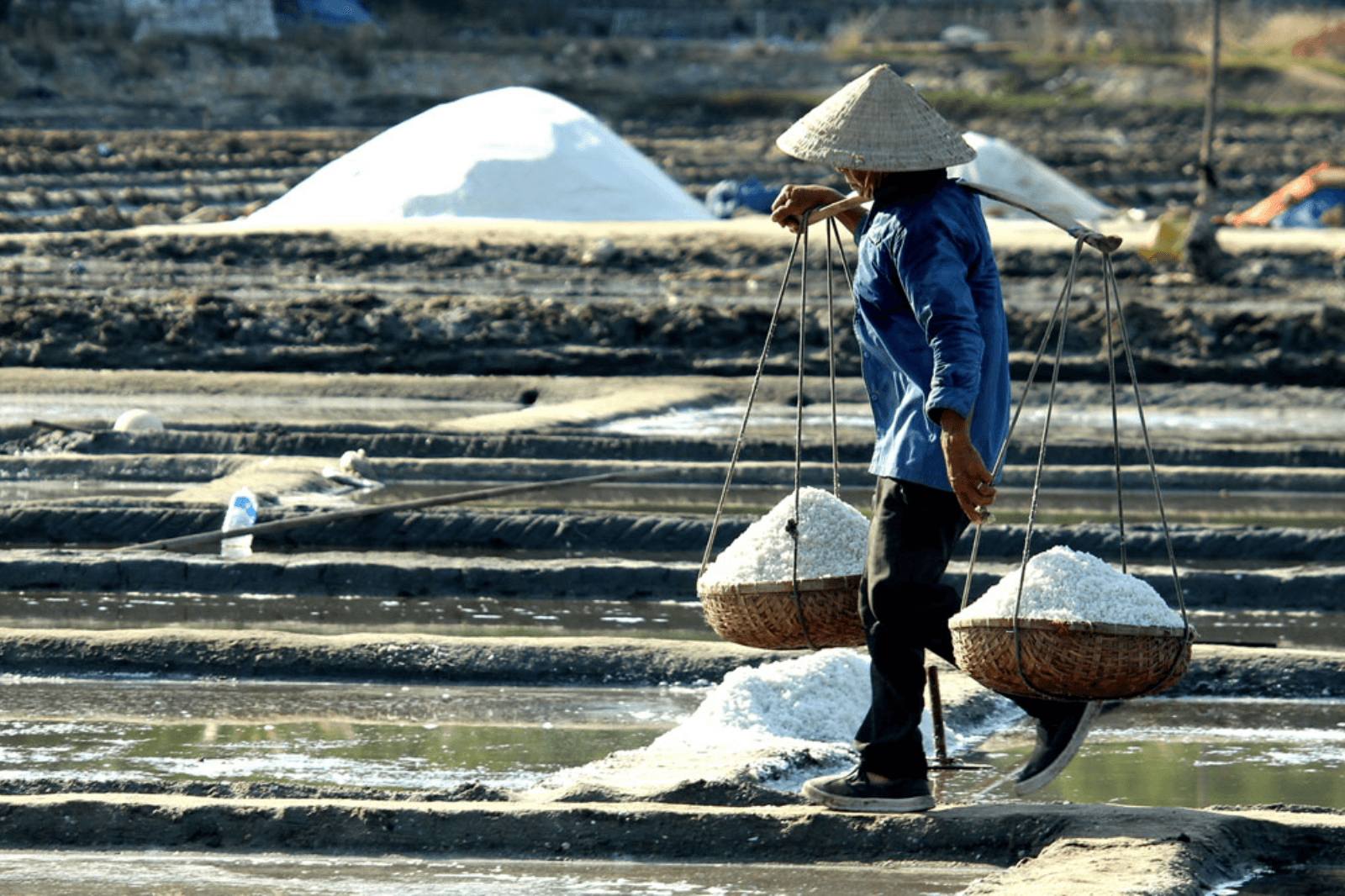 Người dân bây giờ vẫn giữ cách làm muối thủ công 