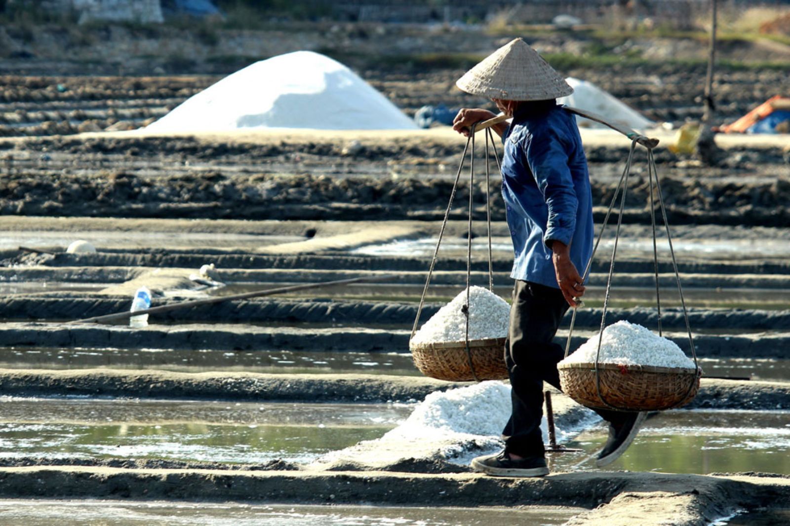 Người dân bây giờ vẫn giữ cách làm muối thủ công