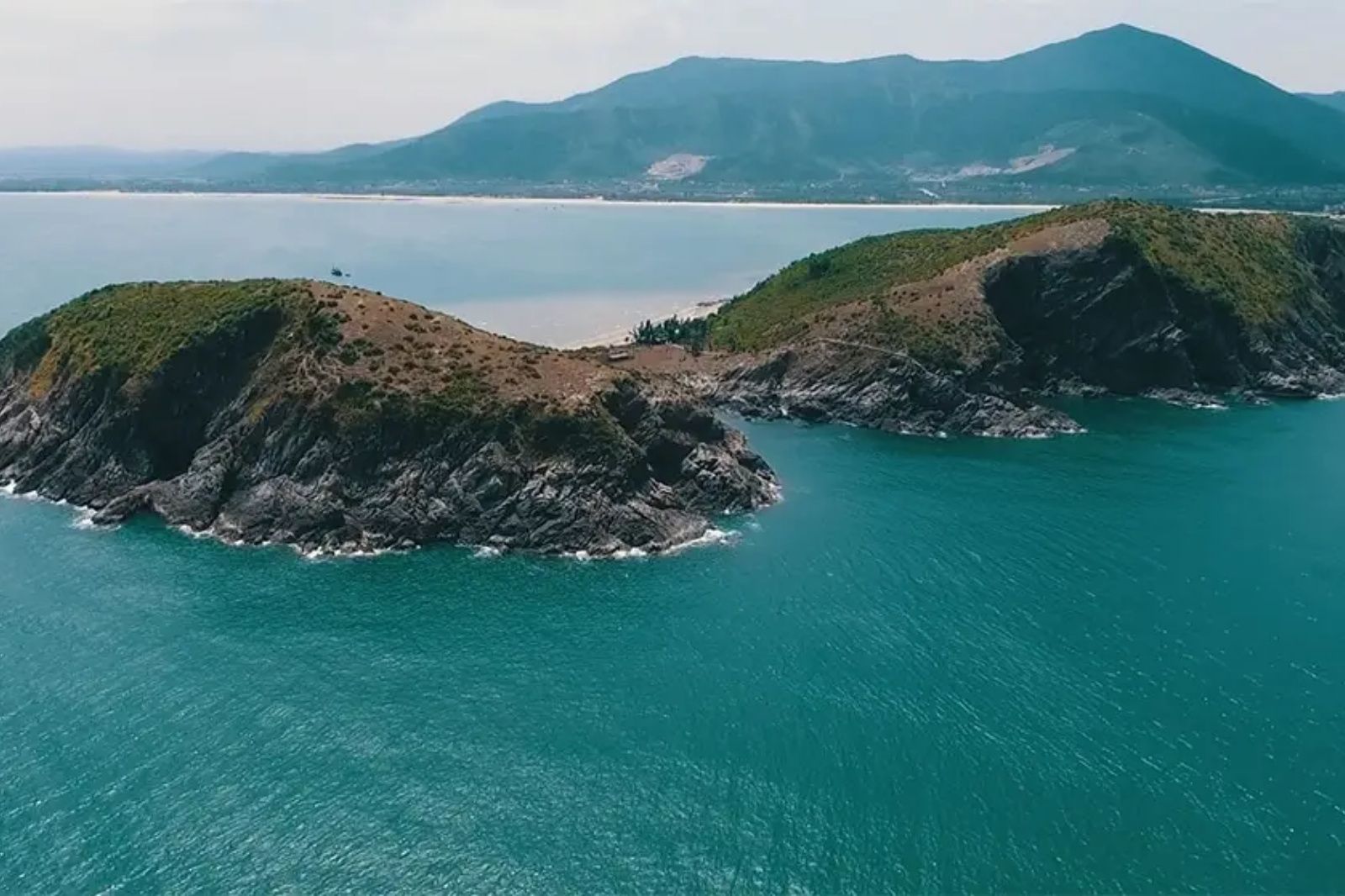 Người dân có thể đến đây tắm biển và ngắm nhìn đảo Yến từ xa