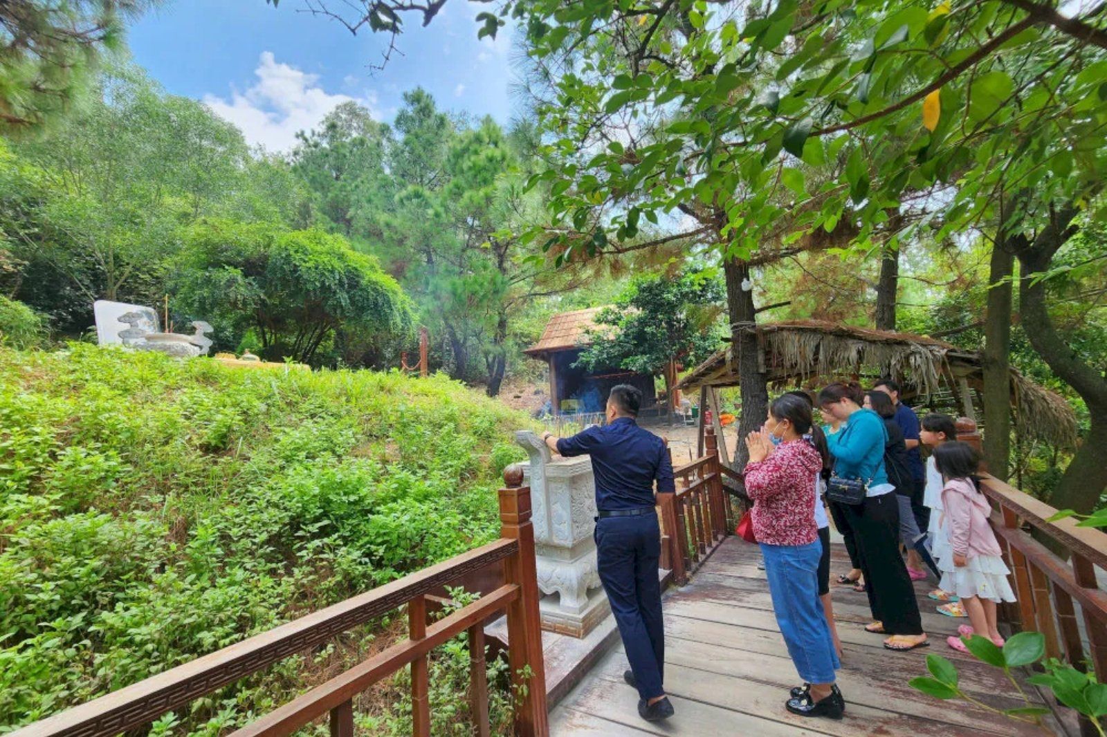 Người dân đến tham quan và viếng mộ Đại tướng Võ Nguyên Giáp