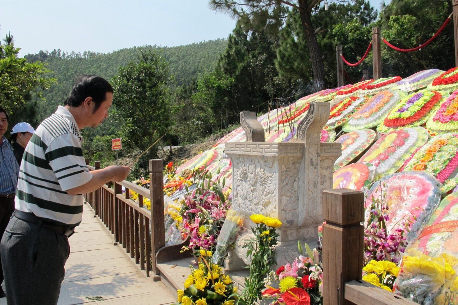 Người dân đến viếng mộ Đại tướng