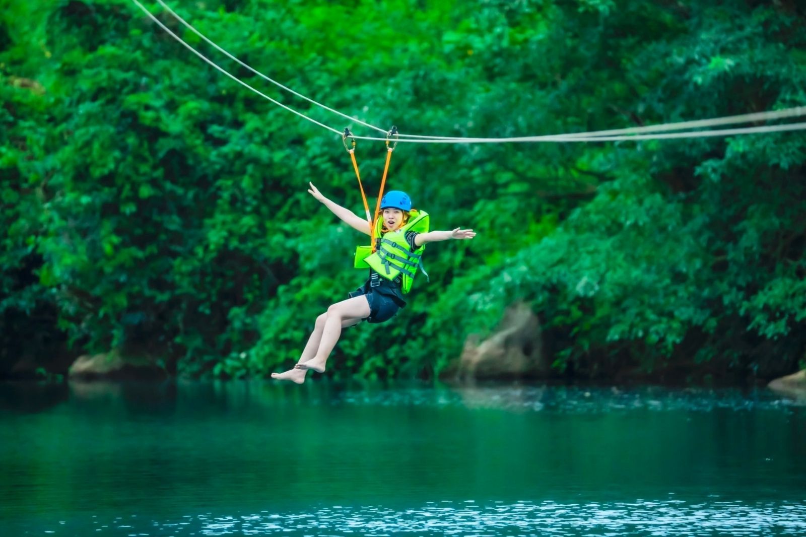 Người không biết bơi cũng có thể trượt zipline an toàn