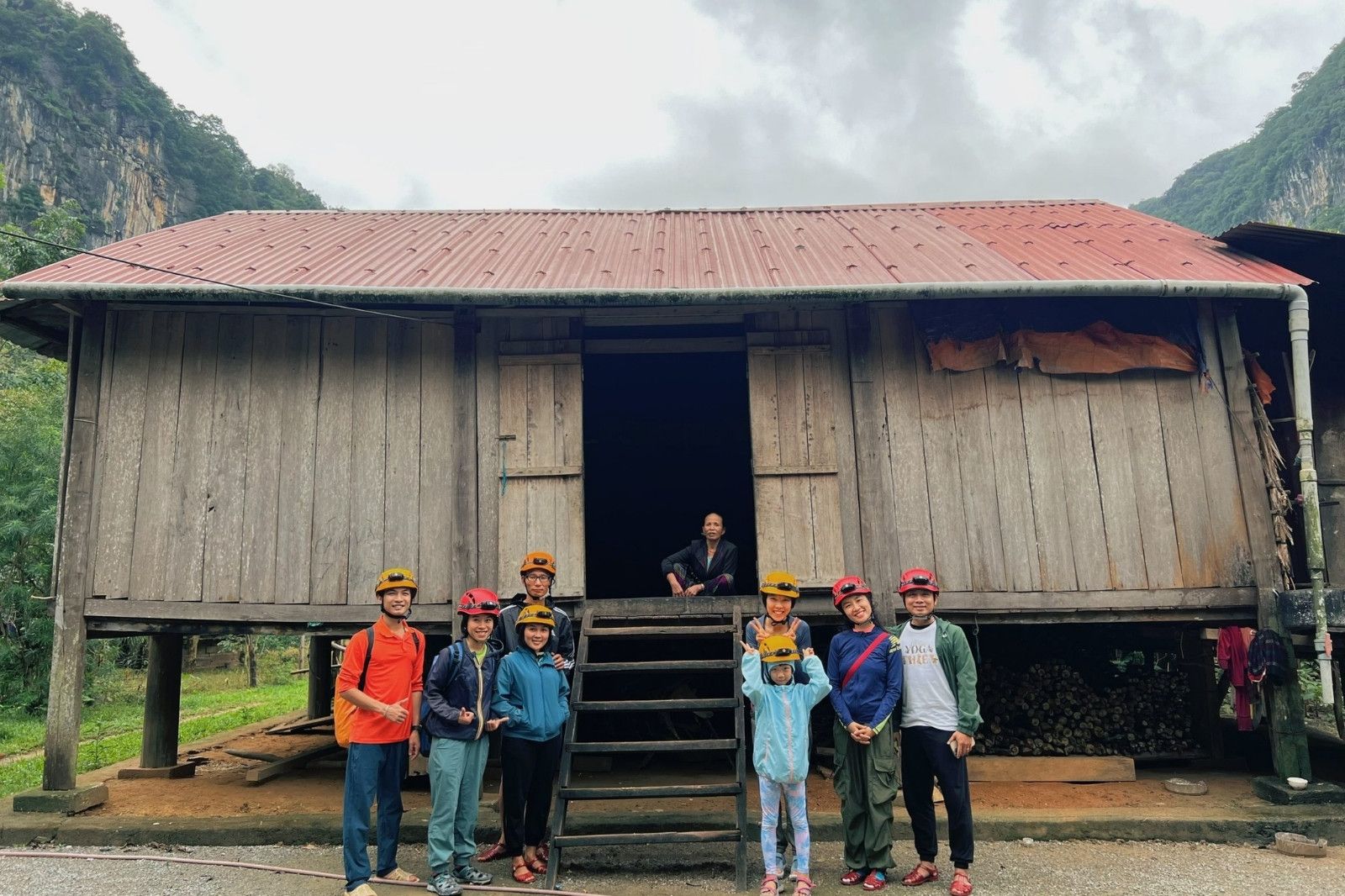 Người Vân Kiều sinh hoạt trong nhà sàn