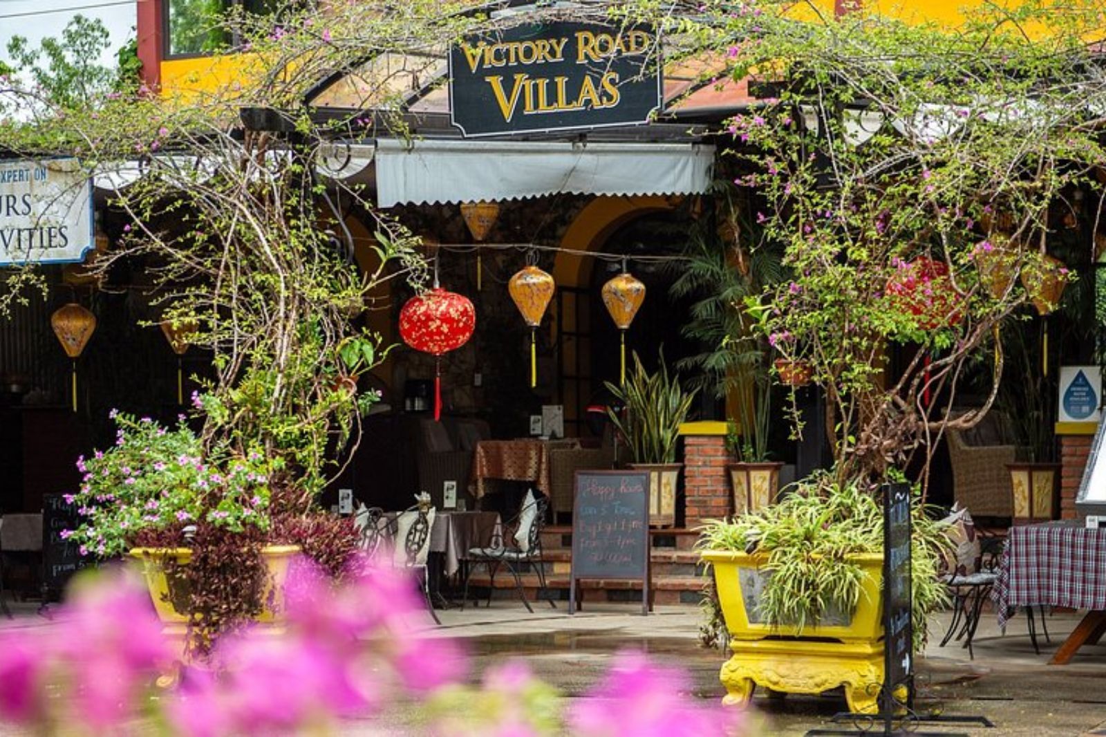 Nhà hàng The Villas Restaurant là một trong những địa điểm ẩm thực nổi tiếng nhất ở Phong Nha