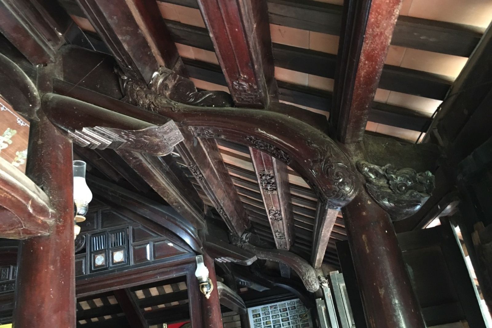 Nhà rường được làm từ gỗ quý, tạo nên một vẻ đẹp vượt thời gian