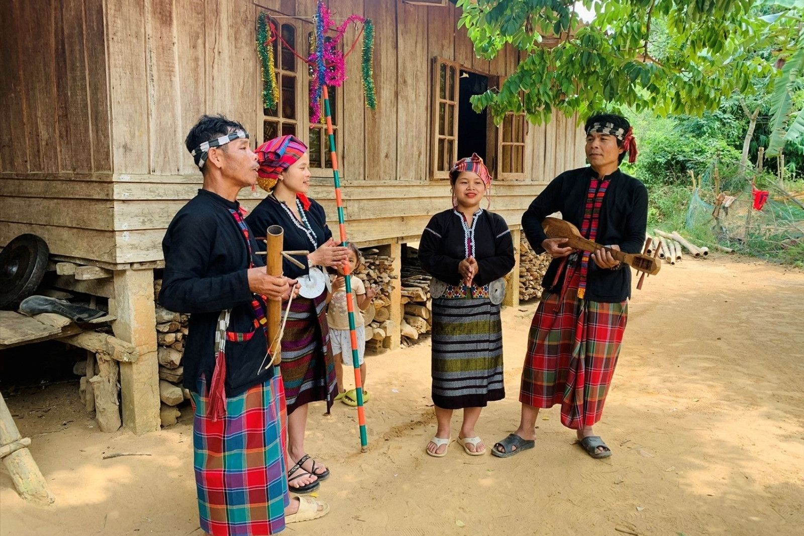 Nhà sàn - Bản sắc văn hóa của người Vân Kiều