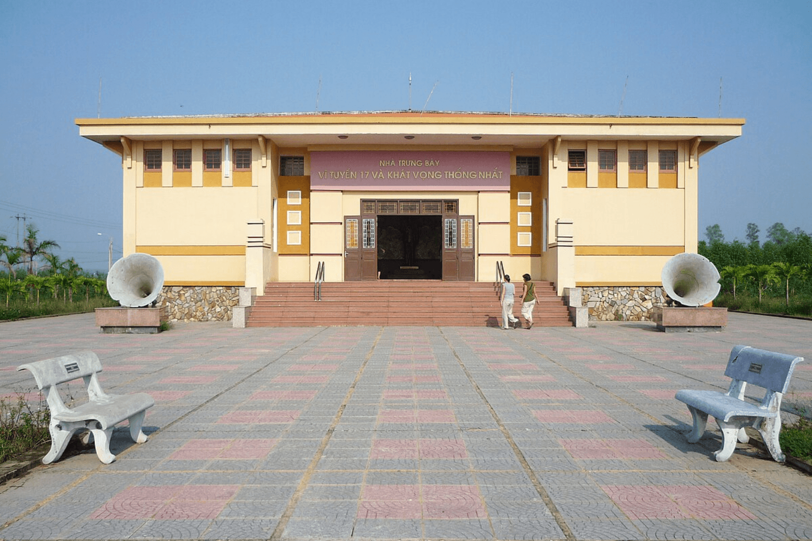 Nha-trung-bay-vi-tuyen-17-va-khat-vong-thong-nhat.png