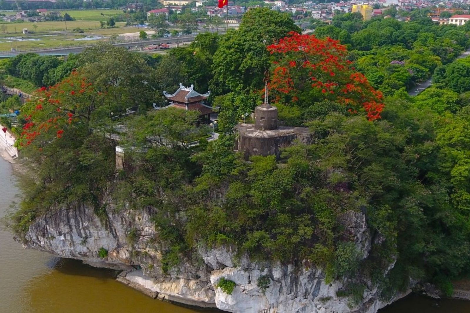 Nhiều dấu ấn lịch sử quan trọng tại Núi Non Nước