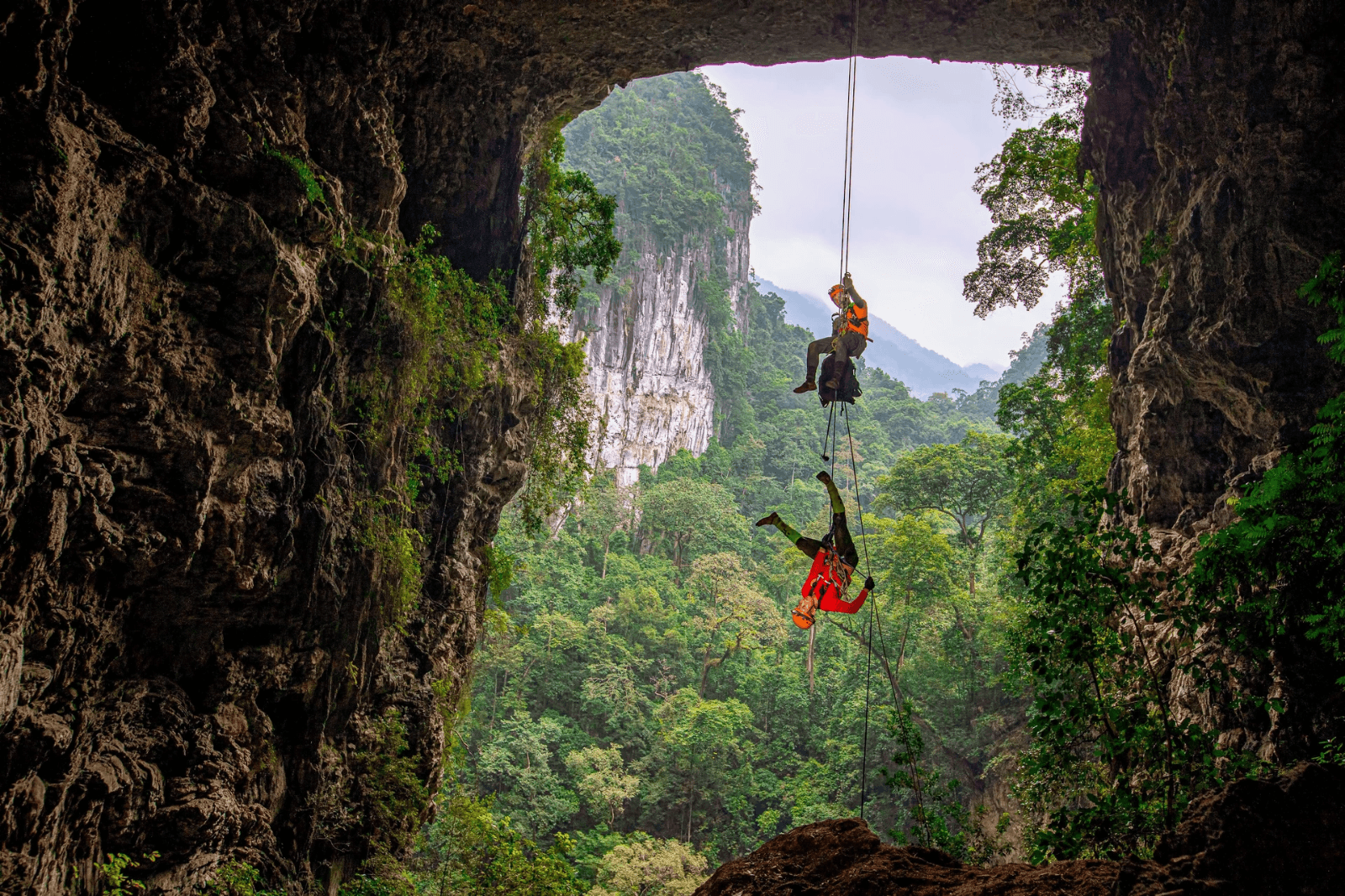 Nhiều du khách đến Phong Nha - Kẻ Bàng để chinh phục giới hạn