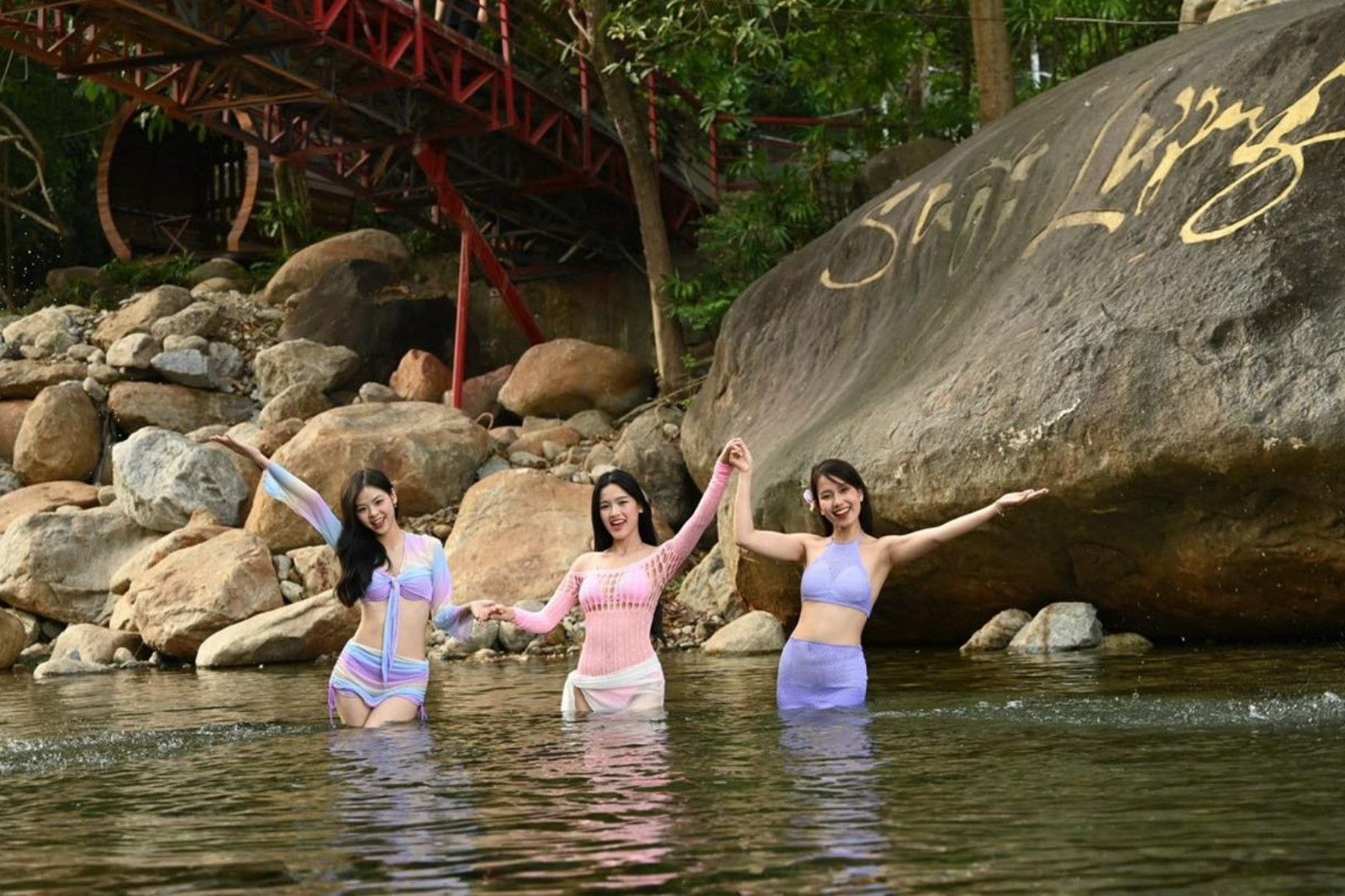 Nhiều hoạt động vui chơi check-in tại suối Lương