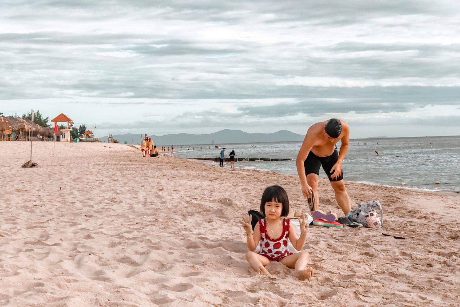 Nhiều hoạt động vui chơi trên biển phù hợp với trẻ em