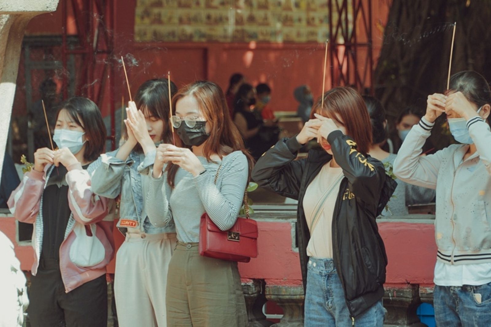 Nhiều người đến cầu duyên tại chùa Duyên Ninh