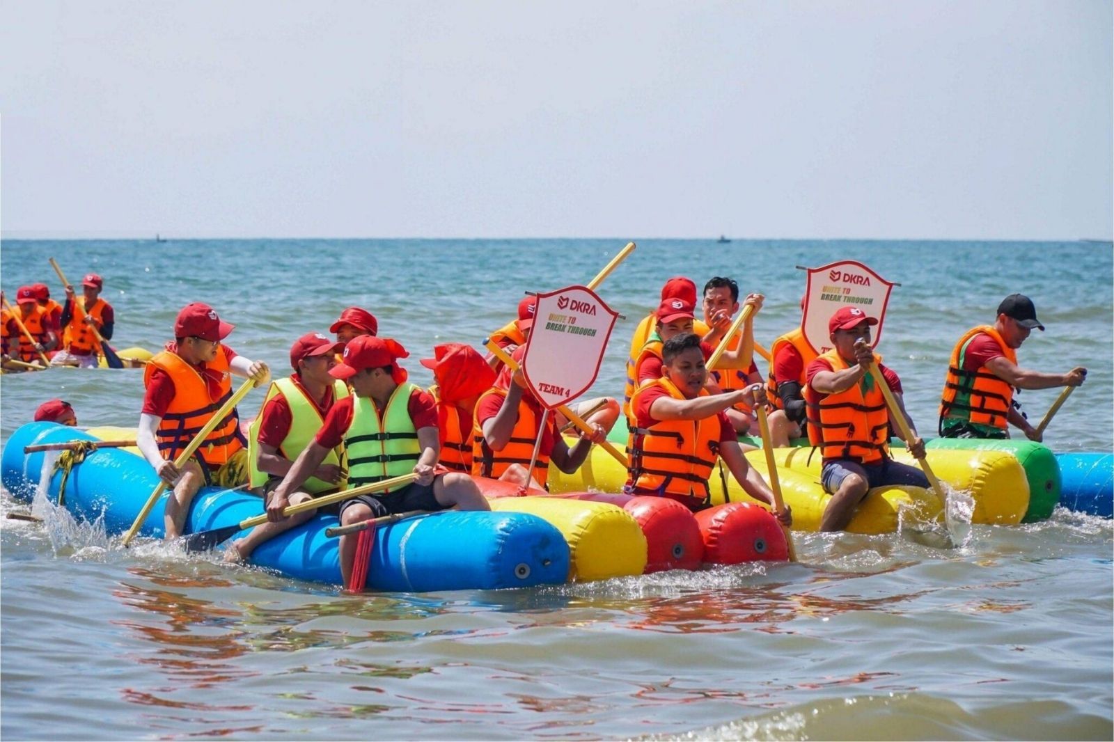 Nhiều trò chơi tập thể trên biển