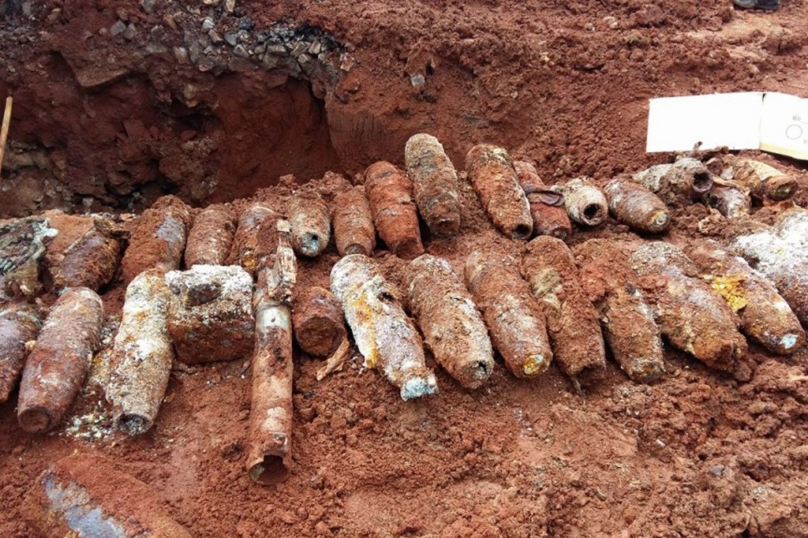 Nhiều vật liệu gây nổ còn sót lại sau chiến tranh có thể gây nguy hiểm cho khách tham quan