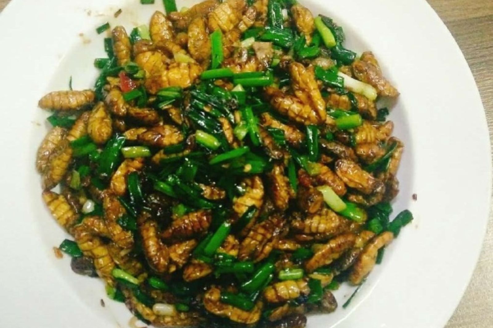 Nhộng ong rừng thường được xào với hành lá