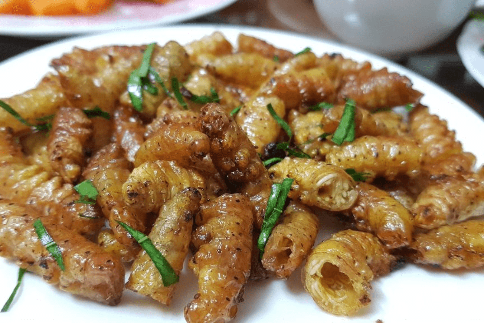 Nhộng tằm được đem chiên giòn với lá chanh 