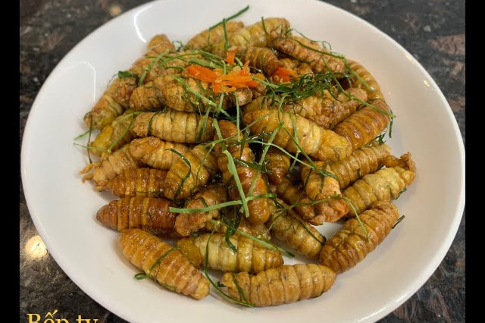 Nhộng tằm được đem chiên giòn với lá chanh 