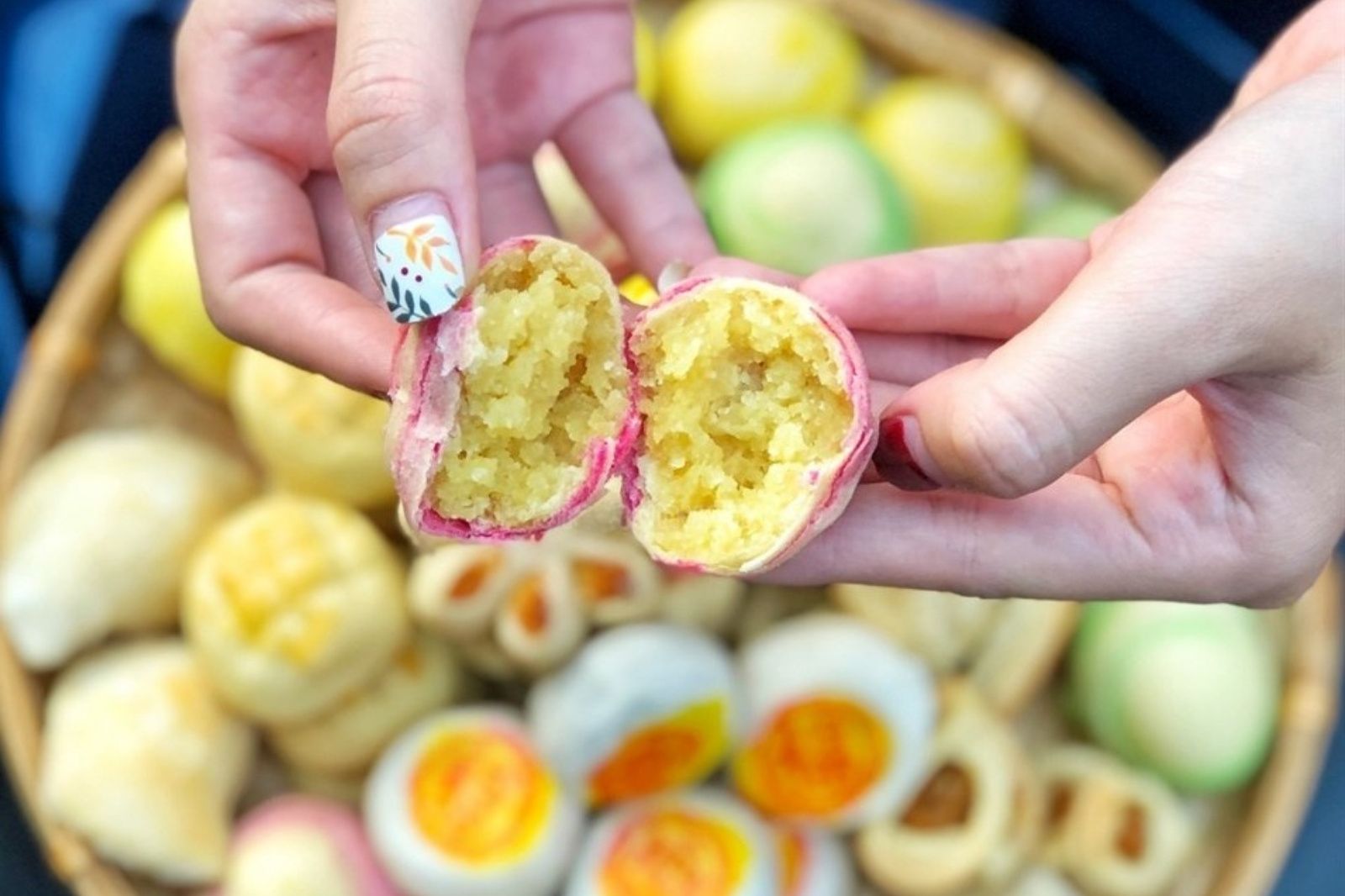 Những chiếc bánh được tạo hình đa dạng với phần nhân thơm ngon