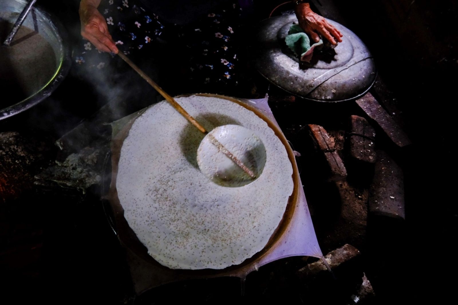 Những chiếc bánh tráng mè nổi tiếng của làng Tuý Loan