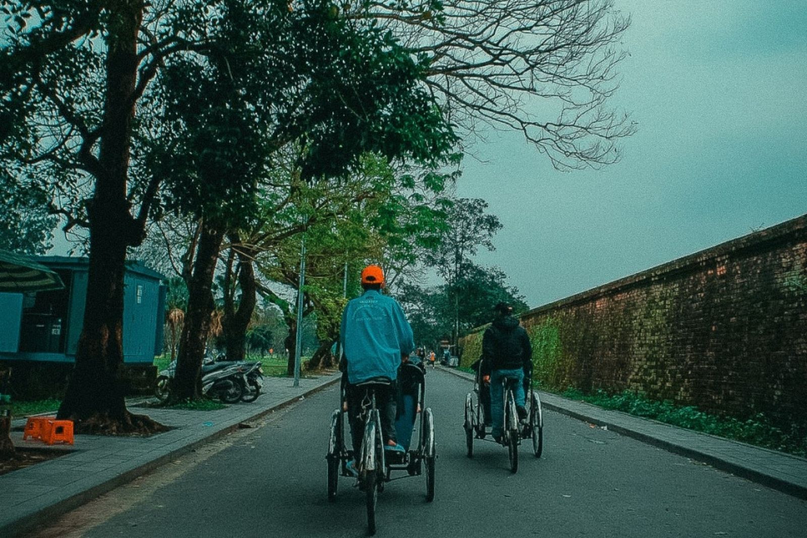 Những chiếc xích lô chầm chậm quay vòng trên con đường cổ kính