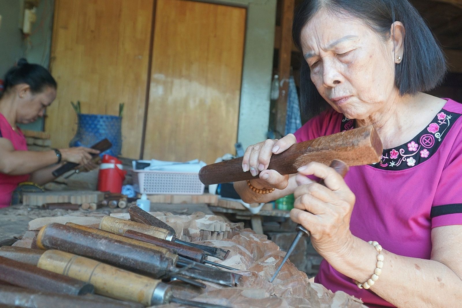 Những đường nét hoa văn tinh xảo dưới bàn tay của các bà, các mẹ