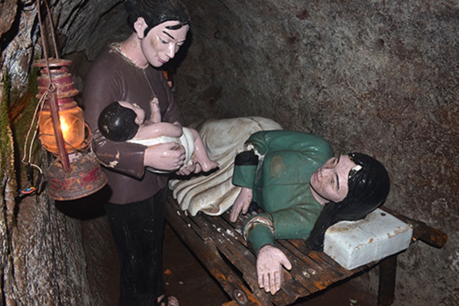 Những em bé ra đời ở địa đạo 