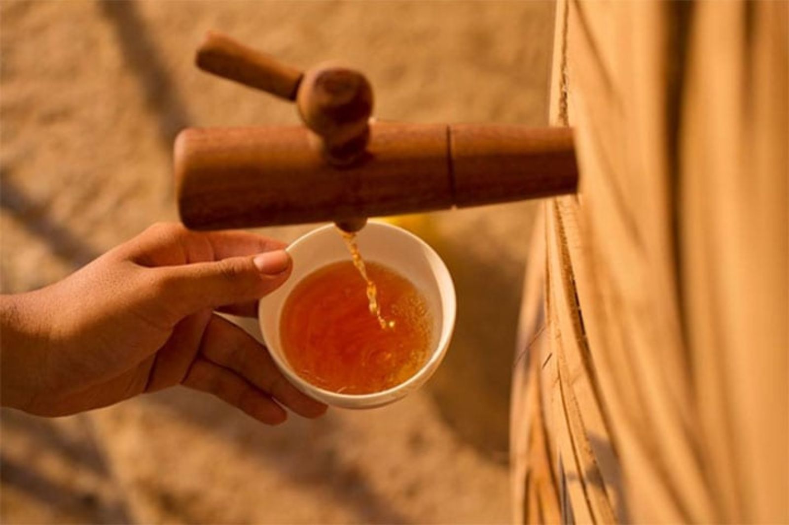 Những giọt nước mắm được chắt lọc sau quá trình ủ kỳ công