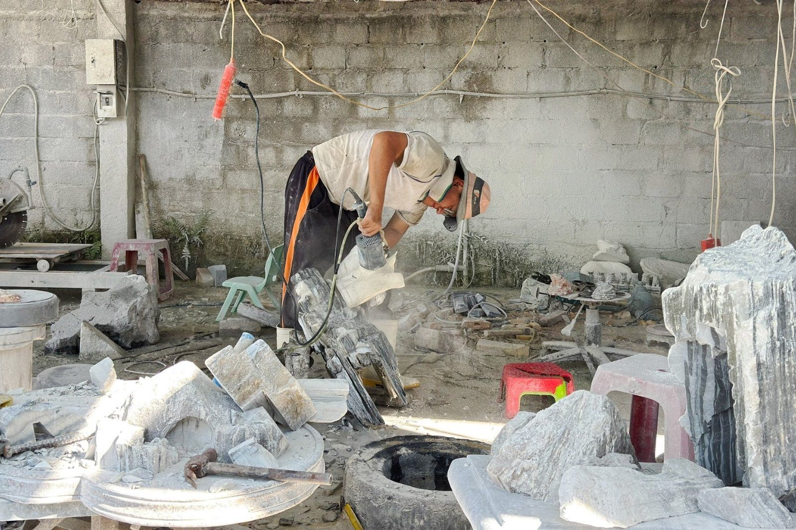 Những nghệ nhân vẫn miệt mài chạm khắc, gìn giữ nét văn hoá của làng nghề