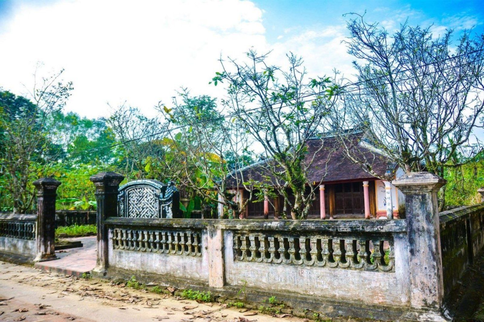 Những ngôi nhà rường hàng trăm năm tuổi trong ngôi làng cổ
