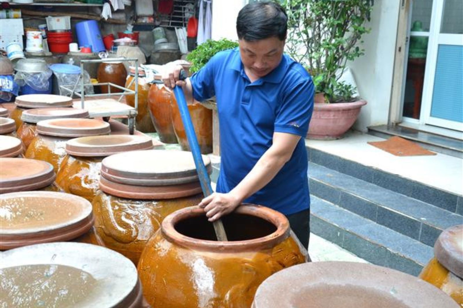 Những người gắn bó với nghề làm nước mắm hẳn phải có một tình yêu nồng nàn với hương vị quê hương