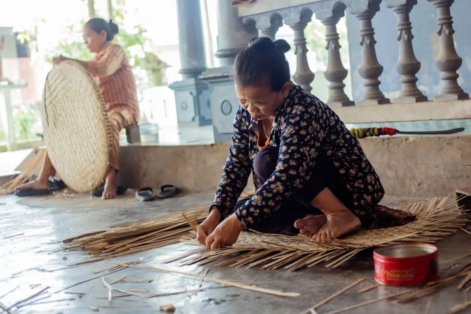 Những người già trong làng vẫn gắn bó với nghề như một thói quen không thể bỏ