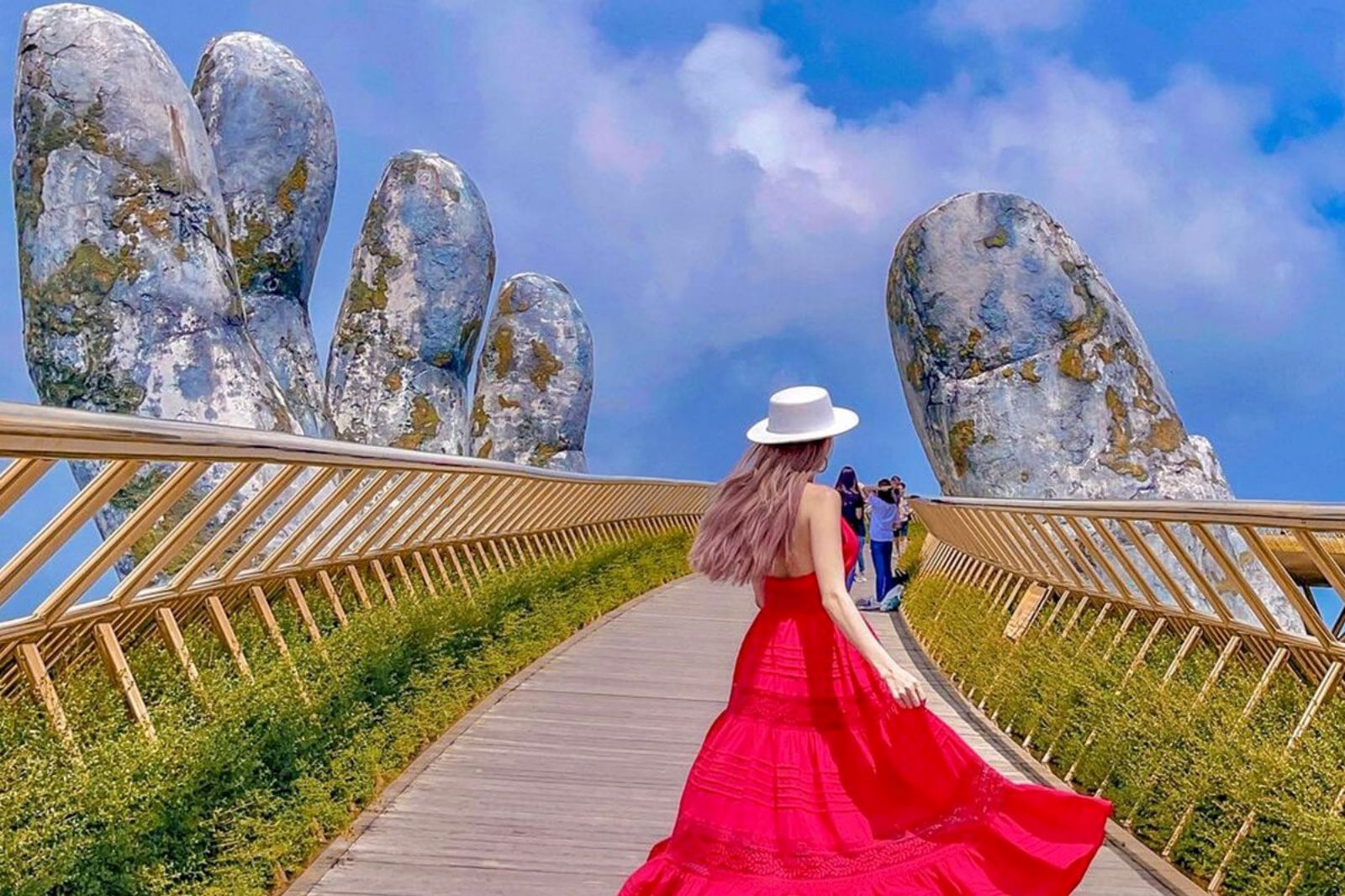 Những tấm hình check-in tuyệt đẹp tại Cầu Vàng