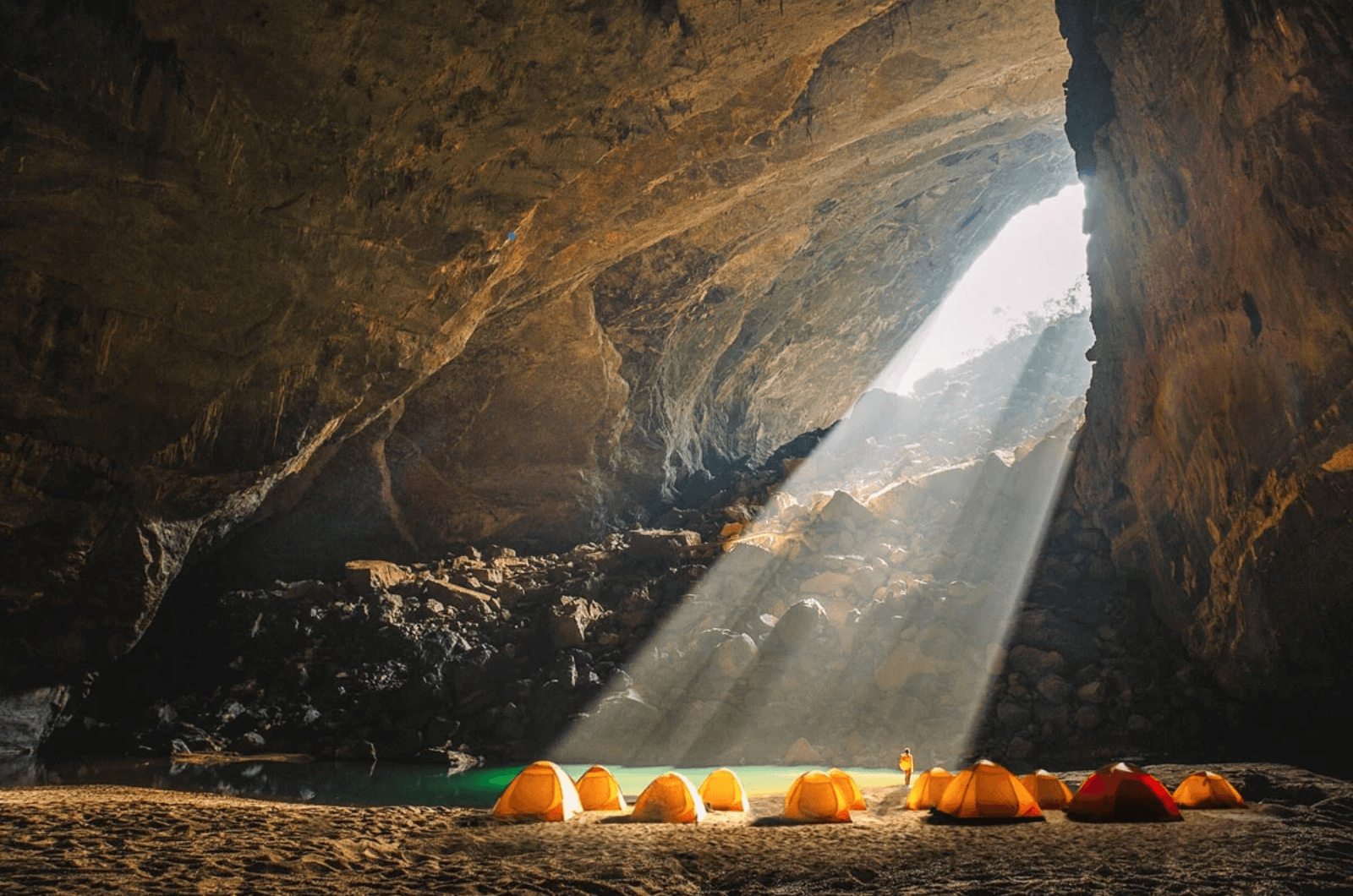 Những tia nắng sớm từ cửa hang động
