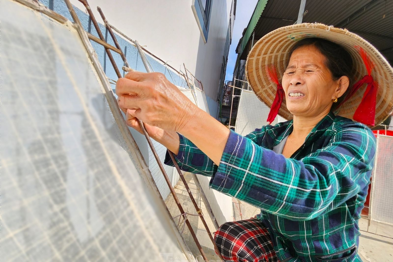 Những tờ giấy được hoàn thiện dưới bàn tay của các nghệ nhân làng nghề