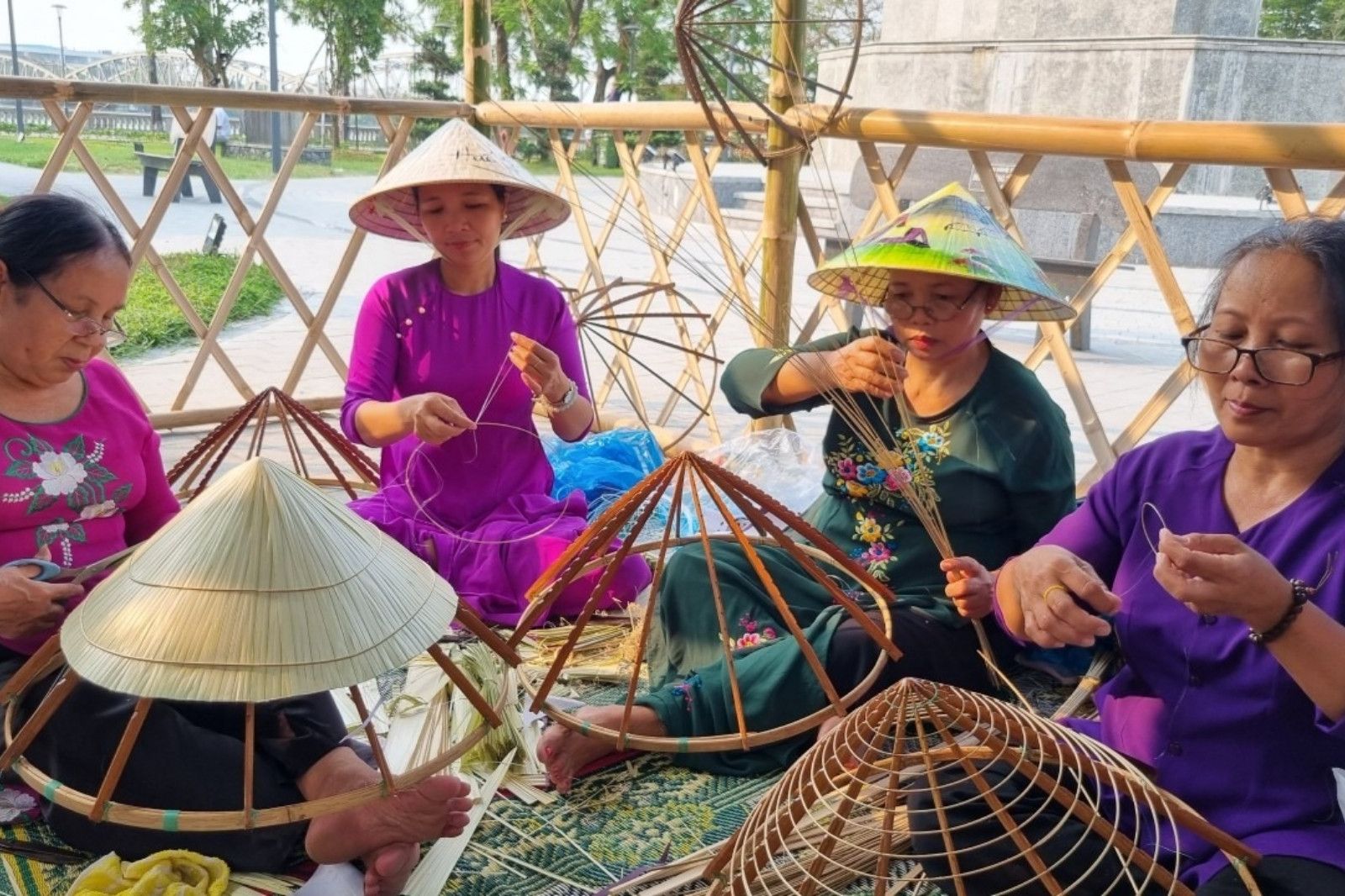 Nón lá Tây Hồ - Nghề truyền thống tạo nên biểu tượng phong cách phụ nữ xứ Huế