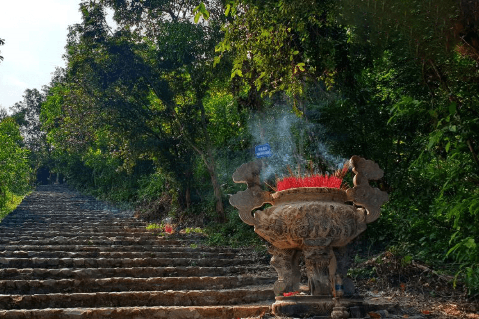 Núi Thần Đinh được xem là chốn linh thiêng gắn liền với nhiều câu chuyện huyền bí 