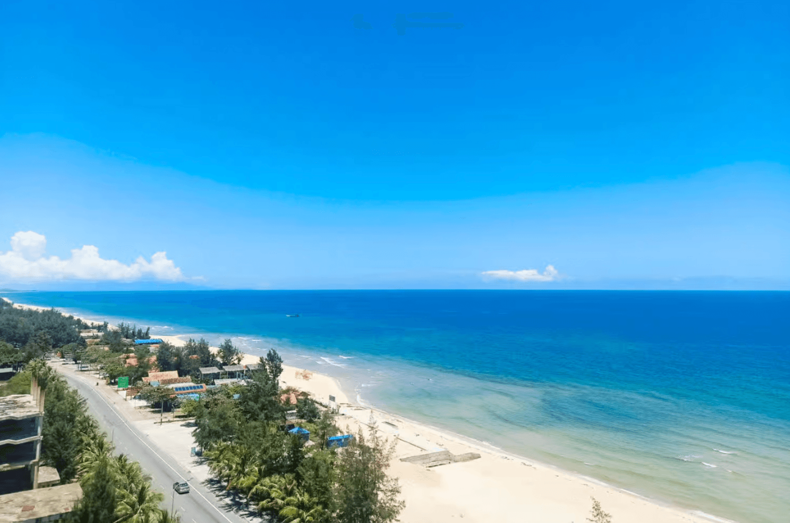 Nước biển trong xanh cùng bãi cát trắng mê hoặc lòng người