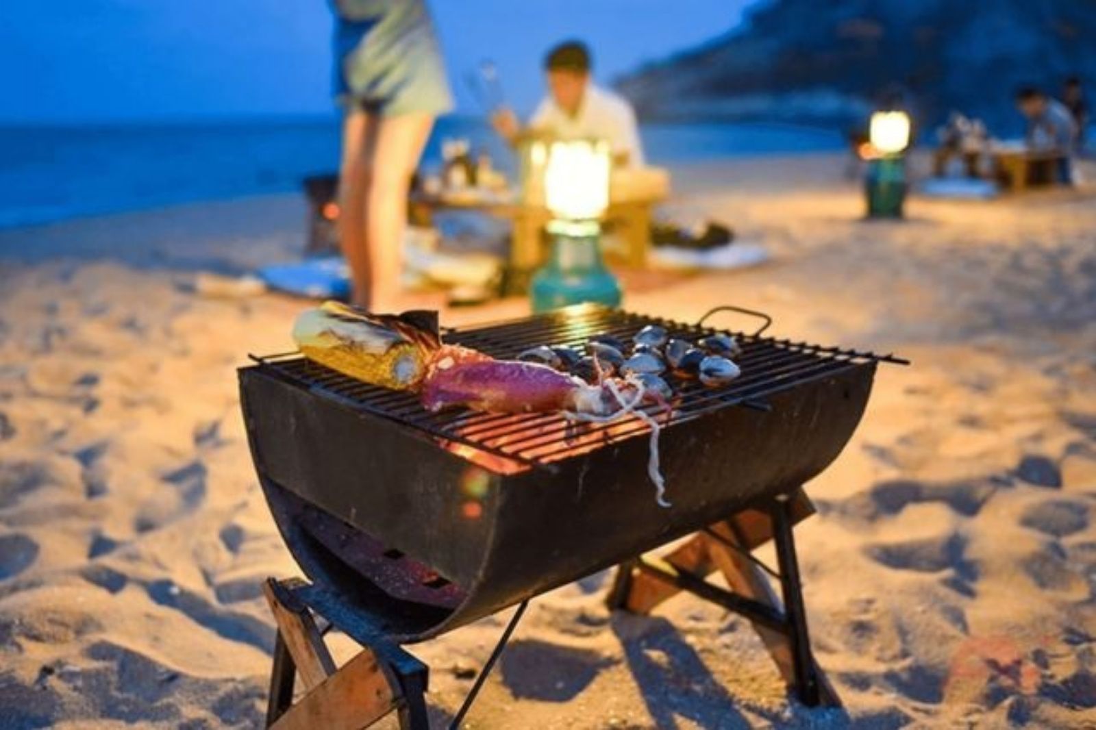 Nướng BBQ trên bờ biển