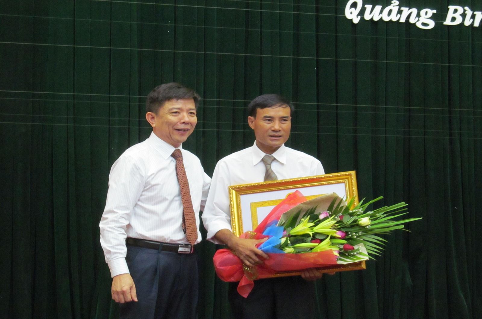 Ông Hồ Khanh (bên phải) người phát hiện ra hang Sơn Đoòng.
