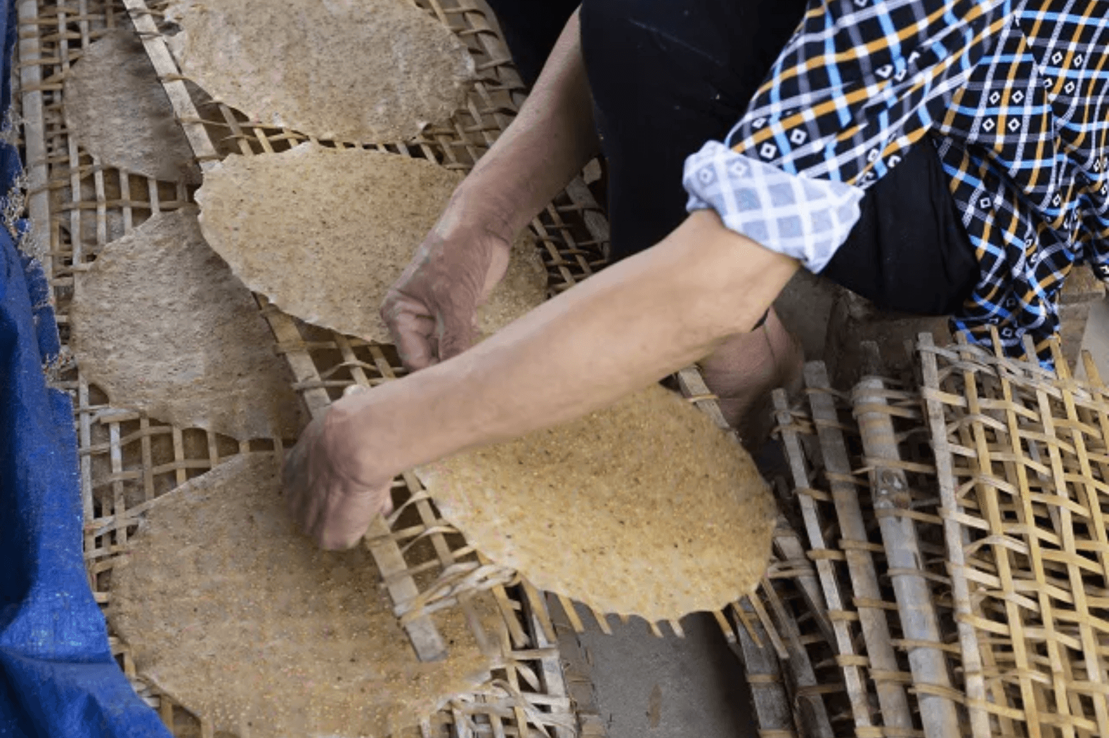 Phải canh những ngày nắng thì bánh mới không bị hỏng 