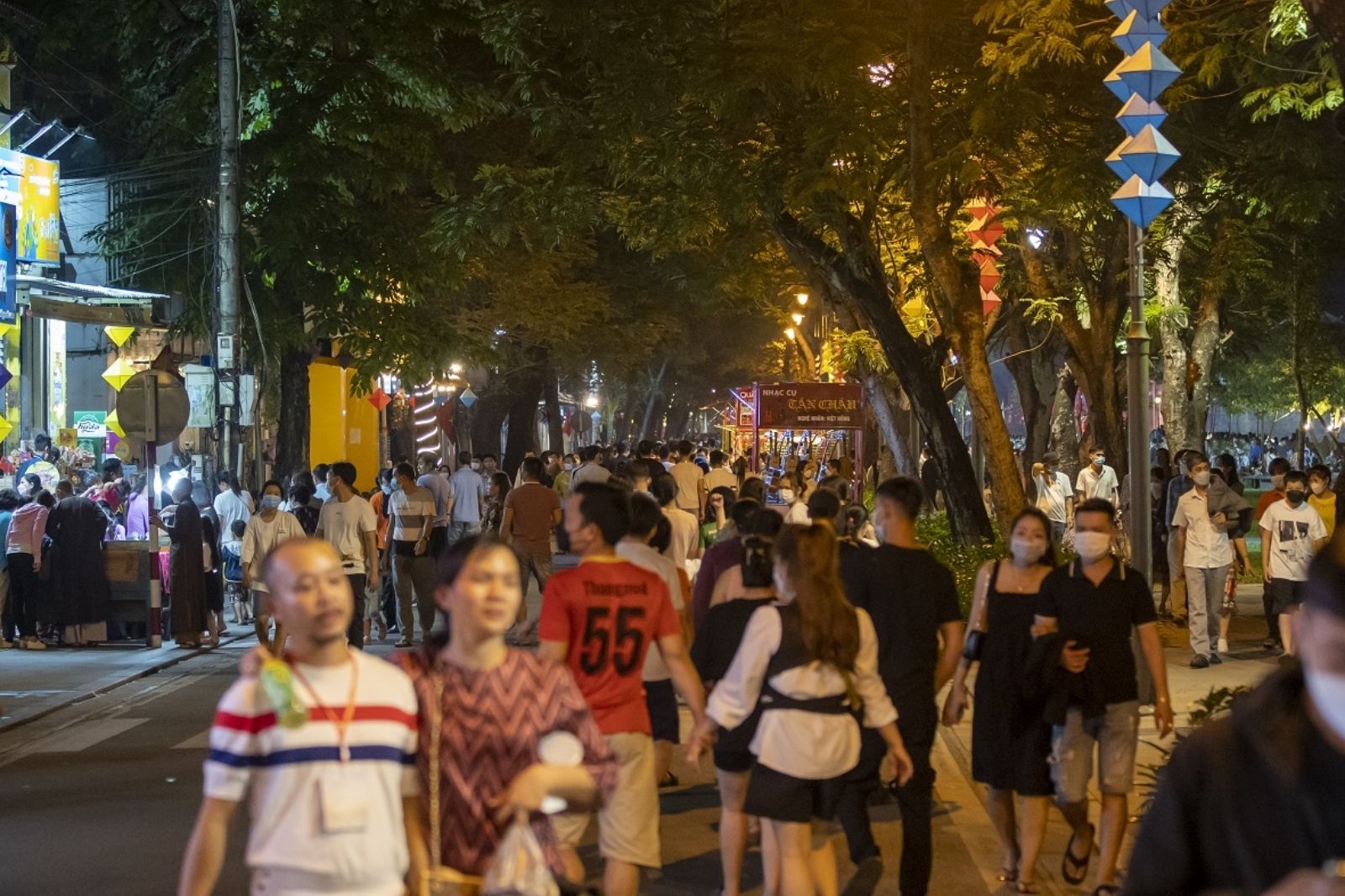 Phố đi bộ lên đèn ngay khi màn đêm buông xuống