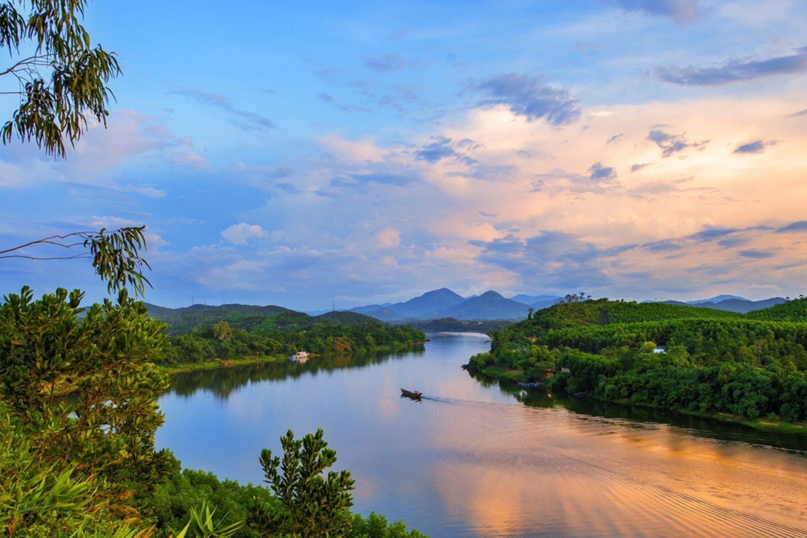 Phong cảnh sơn thủy hữu tình ở núi Ngự Bình