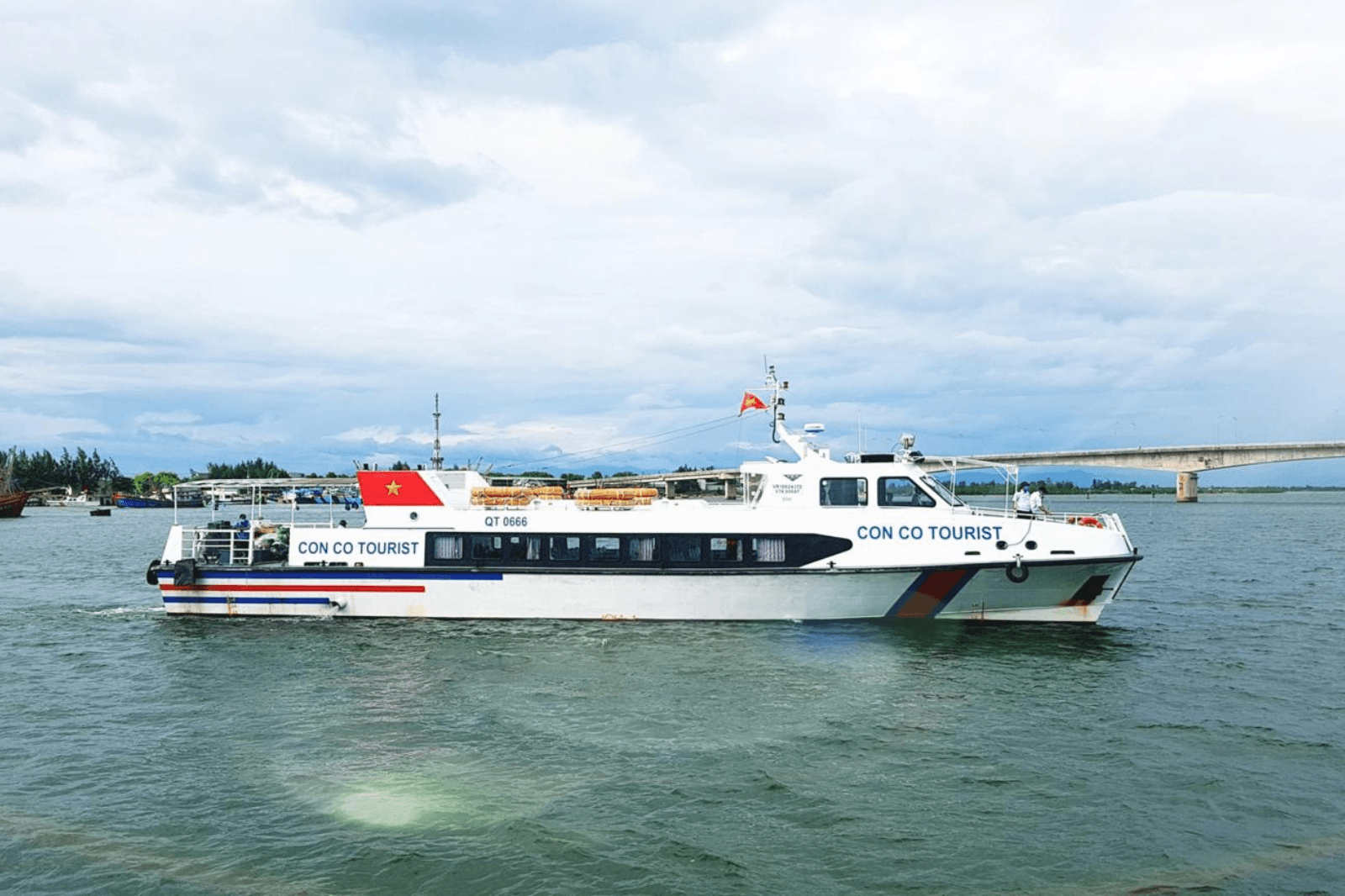 Phương tiện ra đảo là tàu cao tốc 