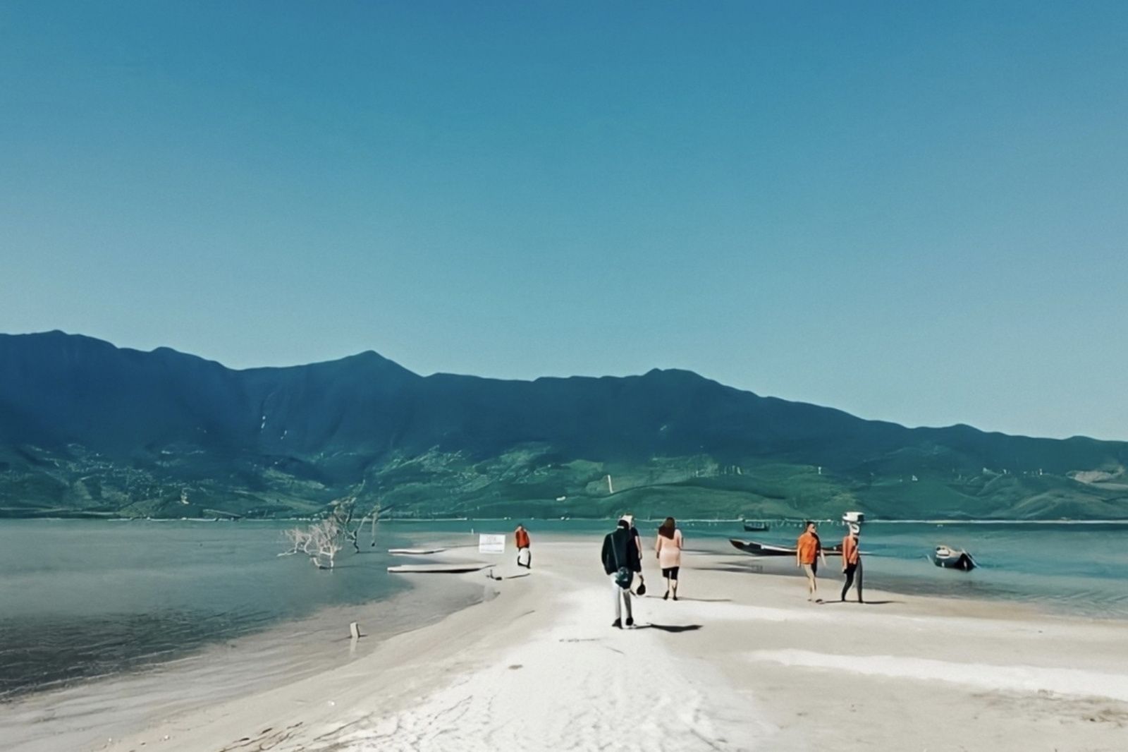 Phượt Đầm Lập An, check-in trên con đường bộ giữa biển