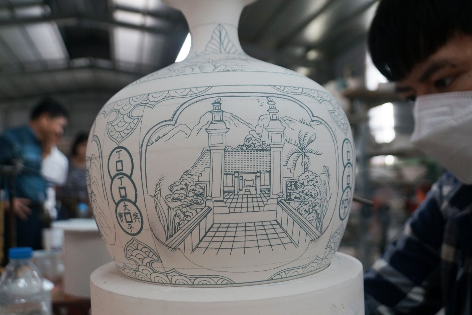 Quá trình làm các sản phẩm gốm thủ công được thực hiện một cách tỉ mỉ, chỉn chu