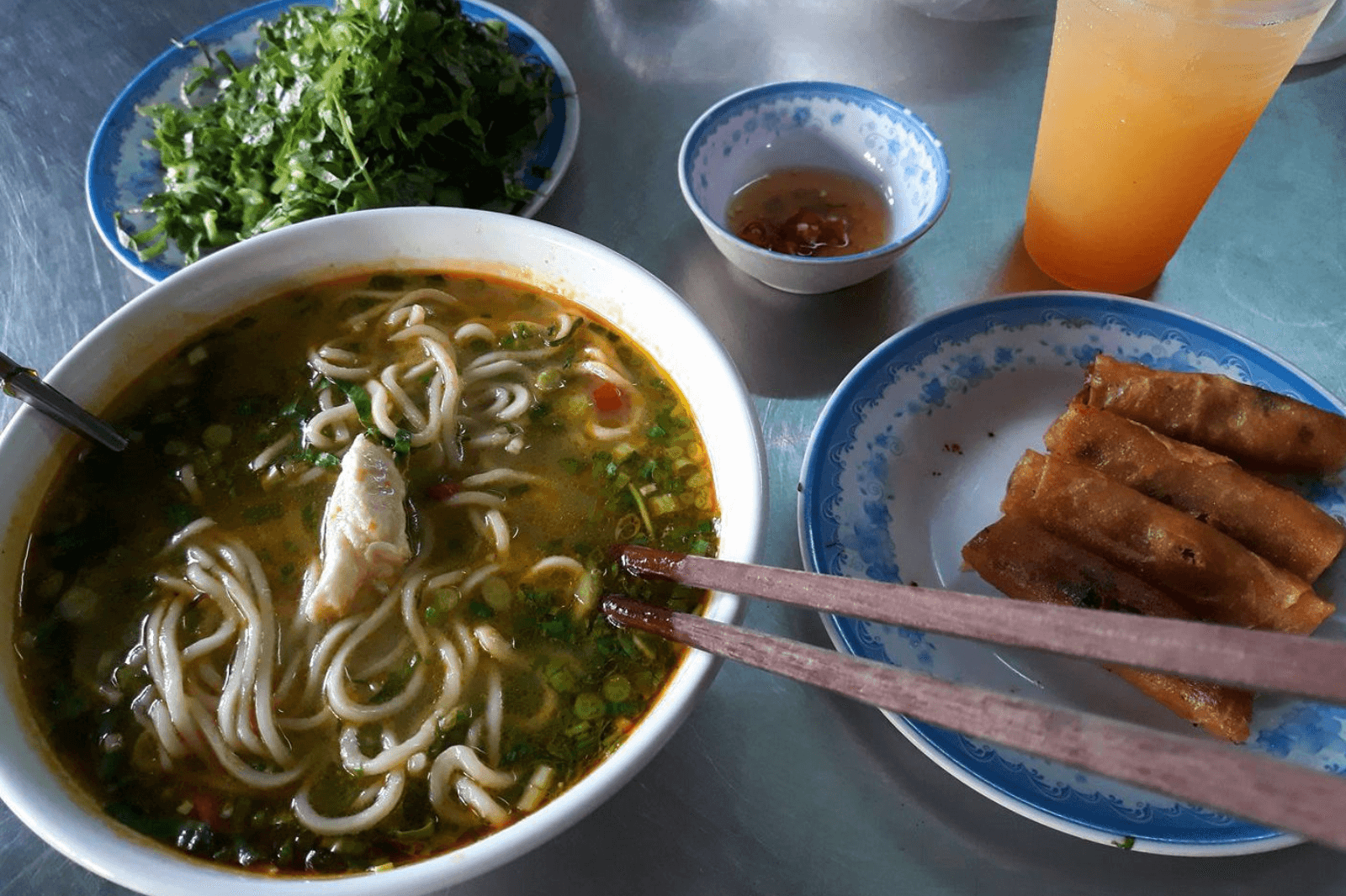 Quán ăn địa phương tuy không sang trọng nhưng lại đậm chất văn hóa
