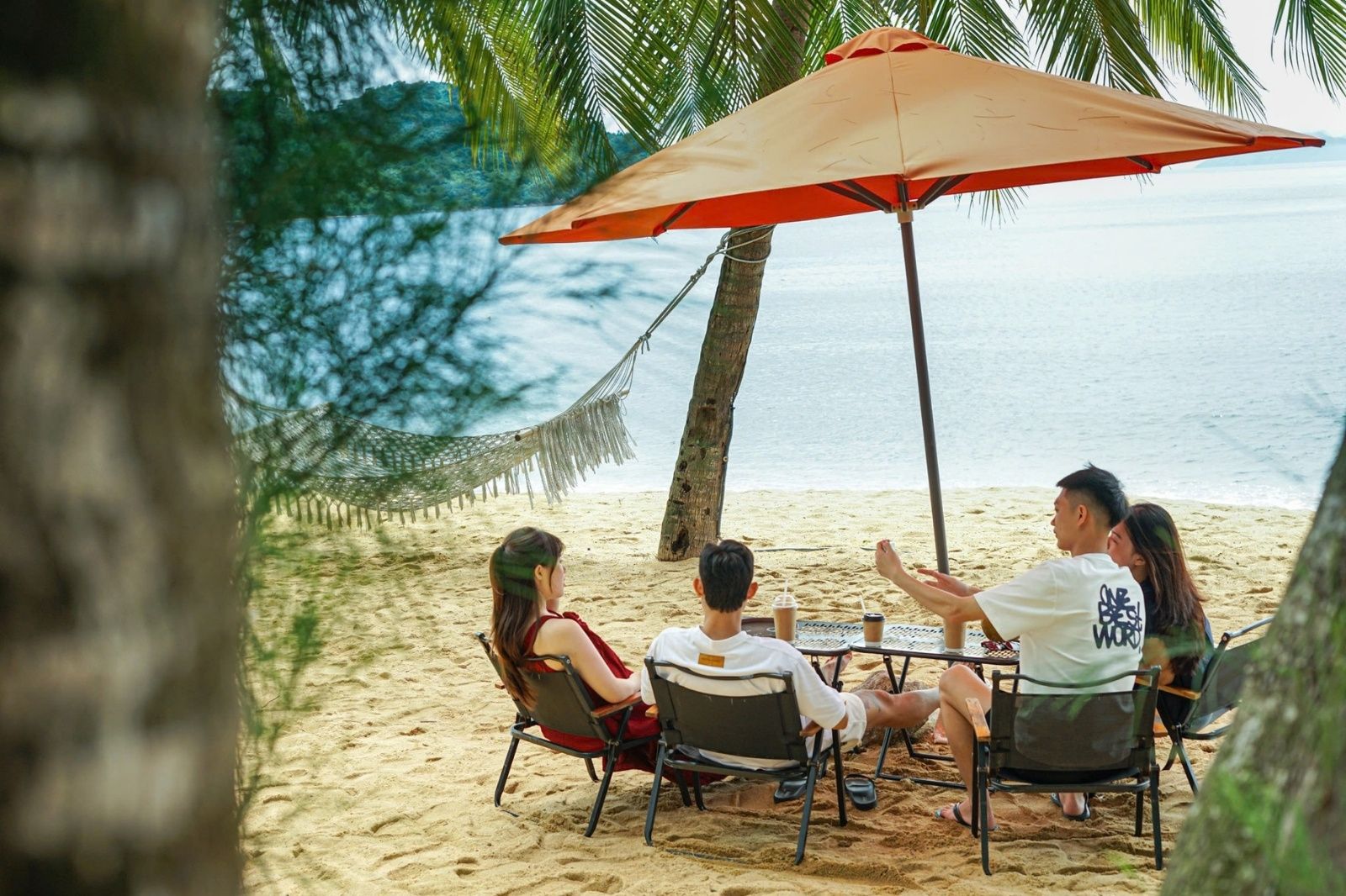 Quán cà phê bên bờ biển