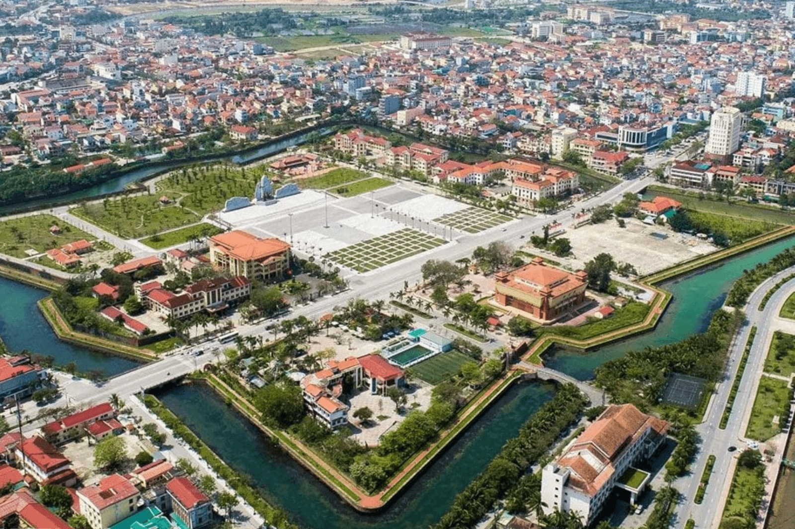 Quảng trường có diện tích 6.8 ha 