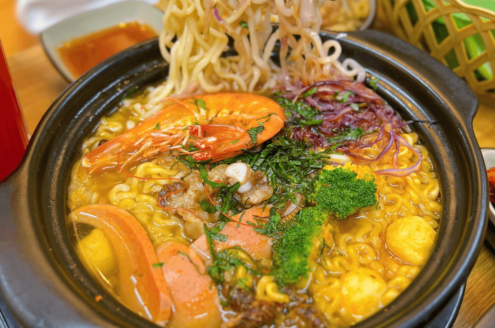 Queen cũng là điểm đến dân ghiền mì cay không nên bỏ qua
